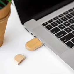 Okoolar Bamboo 16GB USB 2.0 Flash Drive Magnetic Cap